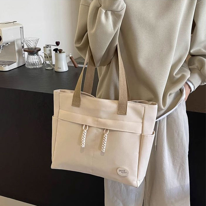 Trendige Großraumtasche mit mehreren Fächern