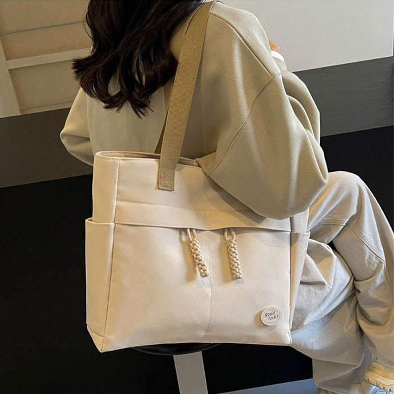 Trendige Großraumtasche mit mehreren Fächern