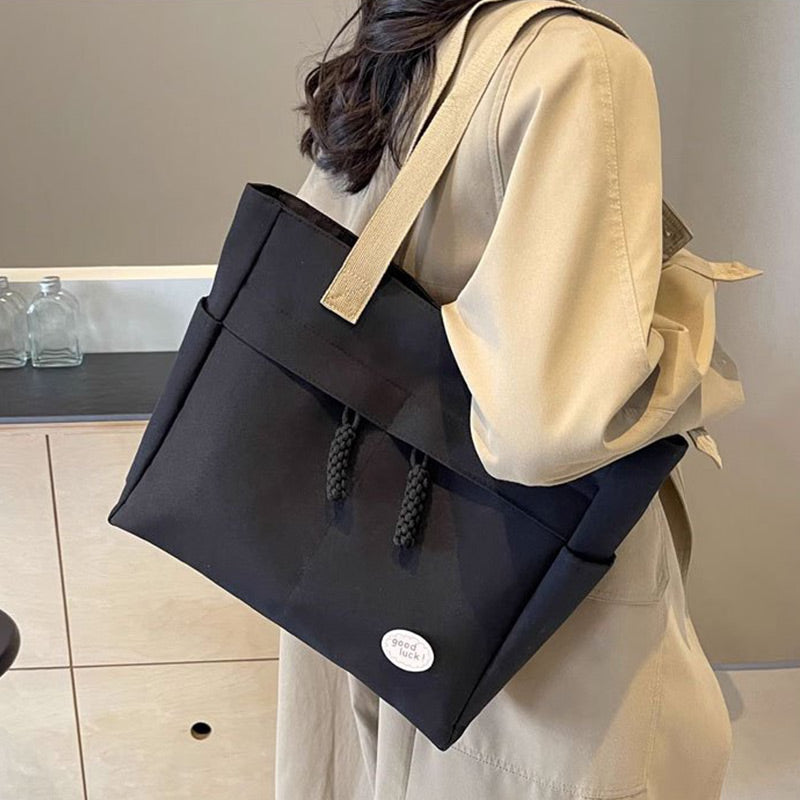 Trendige Großraumtasche mit mehreren Fächern