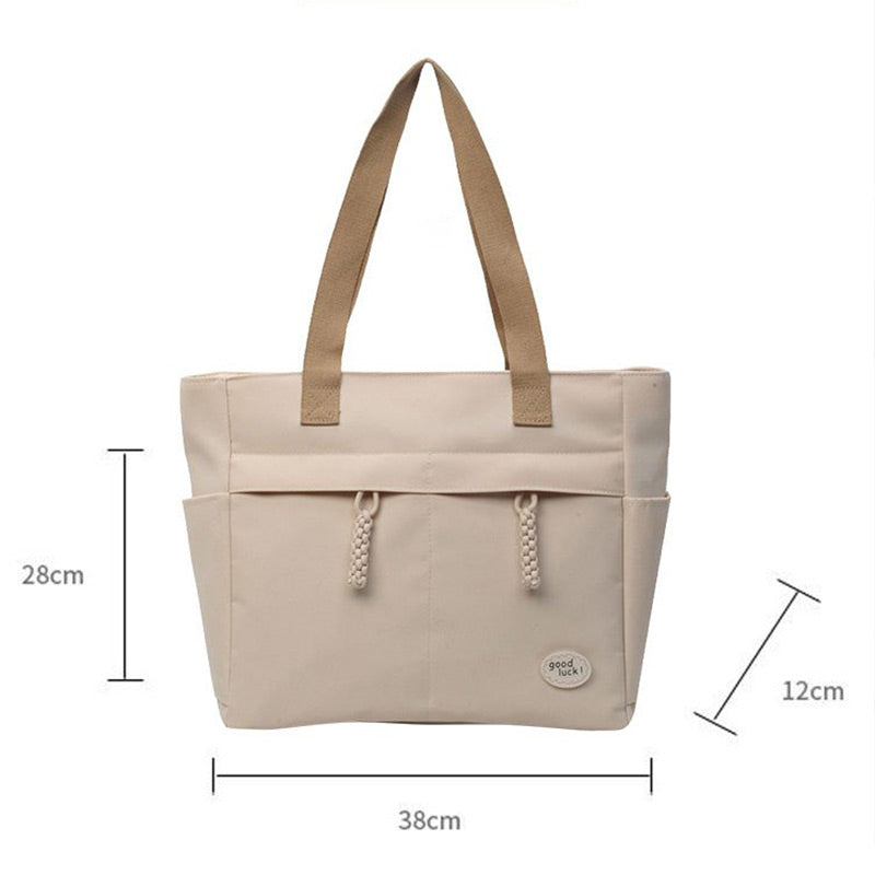 Trendige Großraumtasche mit mehreren Fächern