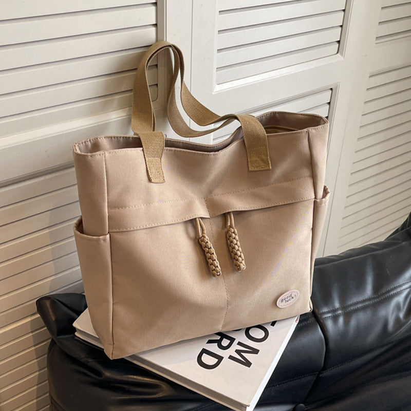 Trendige Großraumtasche mit mehreren Fächern