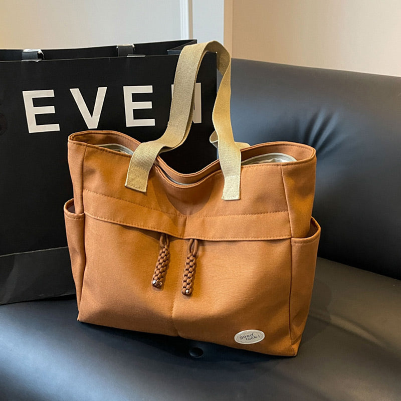 Trendige Großraumtasche mit mehreren Fächern