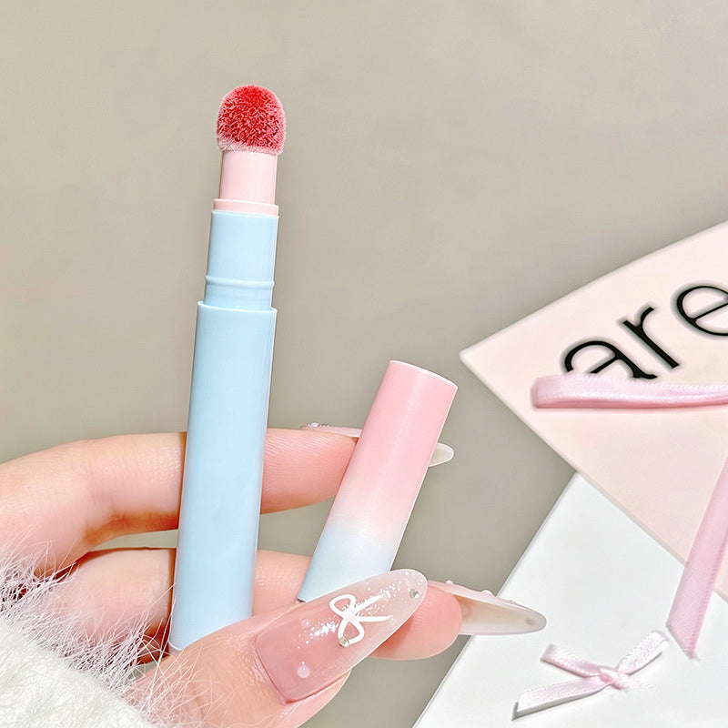 đLippenstift mit sanftem, mattem Finish und SchwĂ€mmchenapplikatoraađ