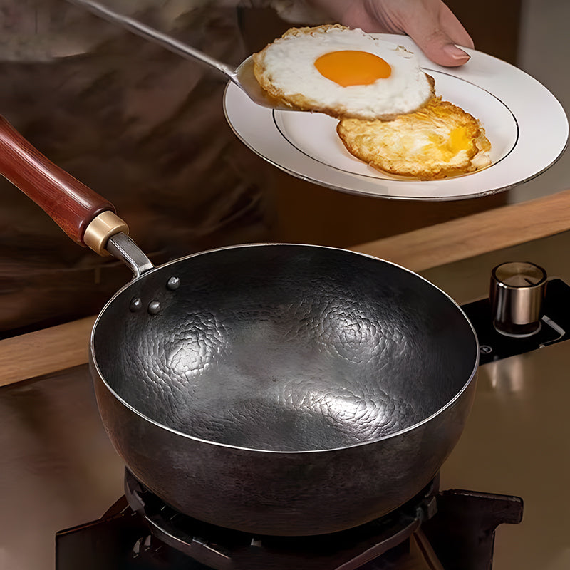 🔥 50% Rabatt! 🔥 Authentisches Wok-Erlebnis wie beim Profi! – Handgefertigter, gehämmerter Gusseisen-Wok ohne Beschichtung – mit Deckel für vielseitiges Kochen – speichert Hitze optimal & wird mit der Zeit immer besser 🍳